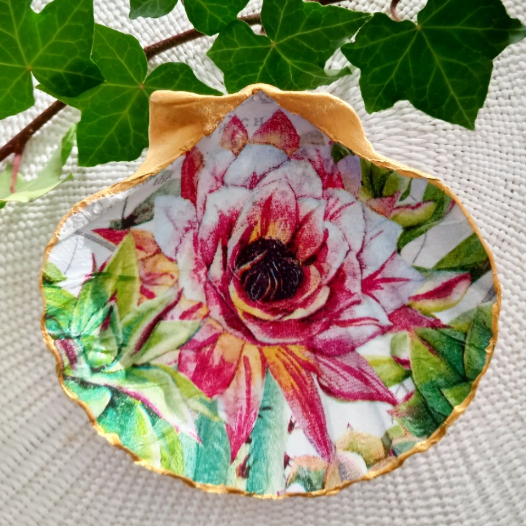 Bijoux Cactus Flower Decorated Shell Dish_2