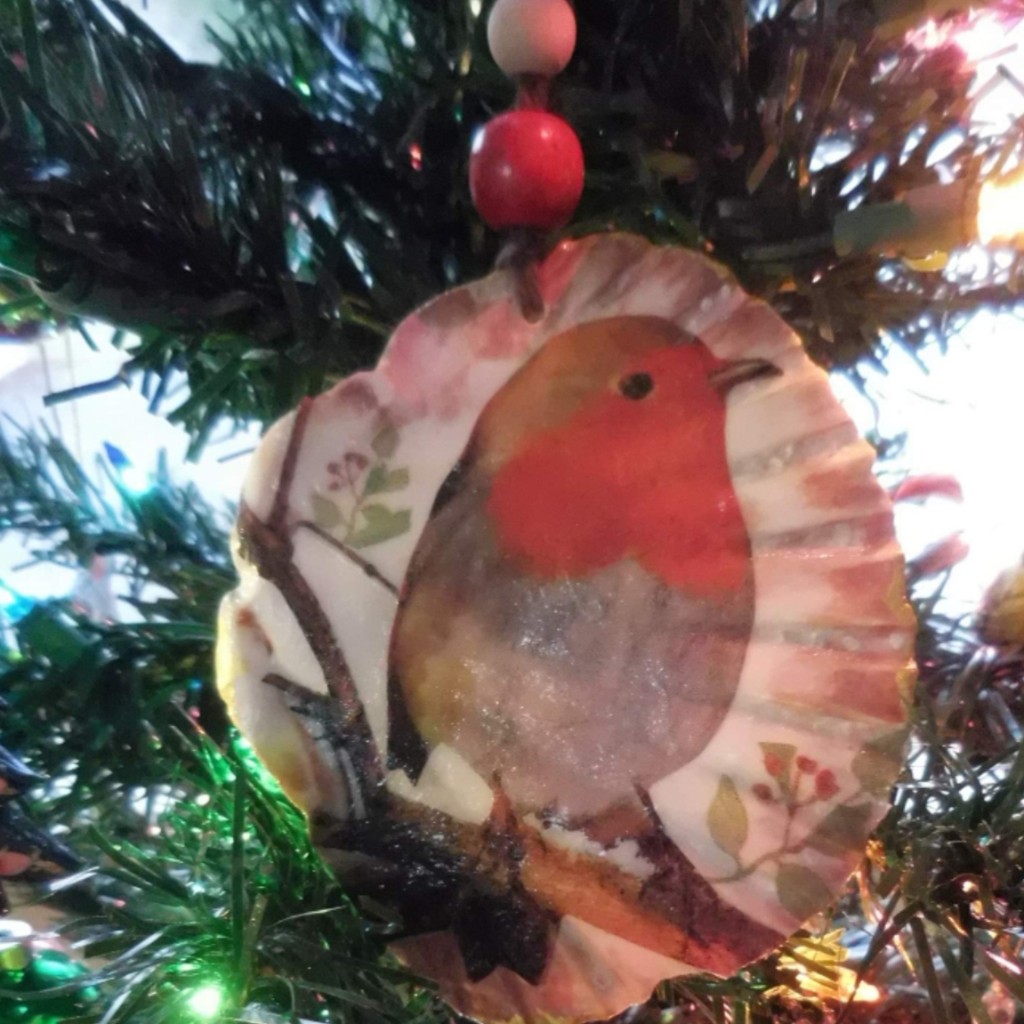 Bijoux Redbreast Decorated Shell Ornament_2