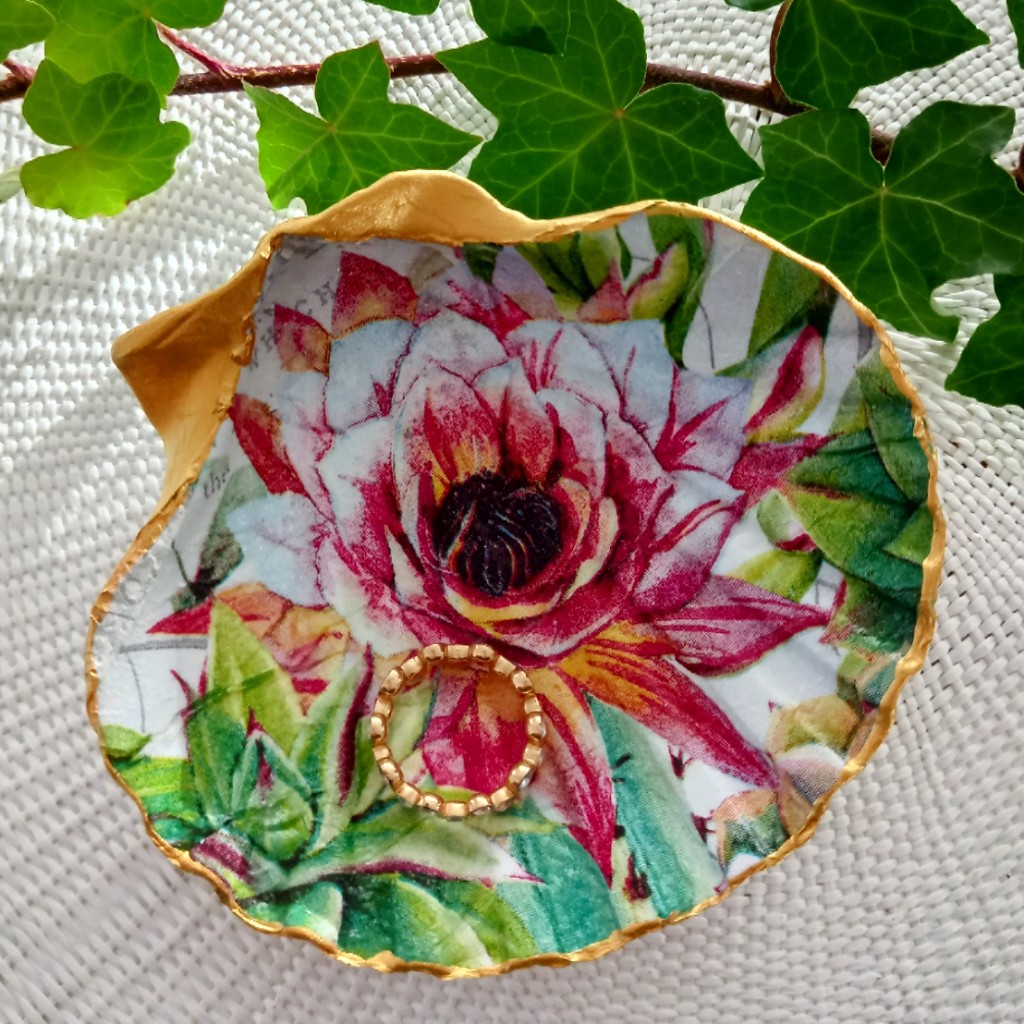 Bijoux Cactus Flower Decorated Shell Dish_1