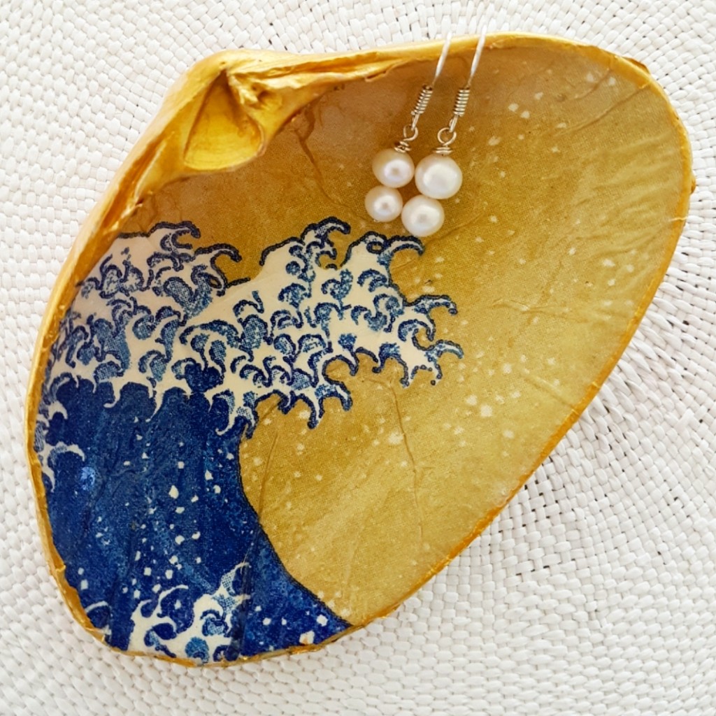 Bijoux Great Wave Decorated Tua Shell and Pearl Earring Set_1
